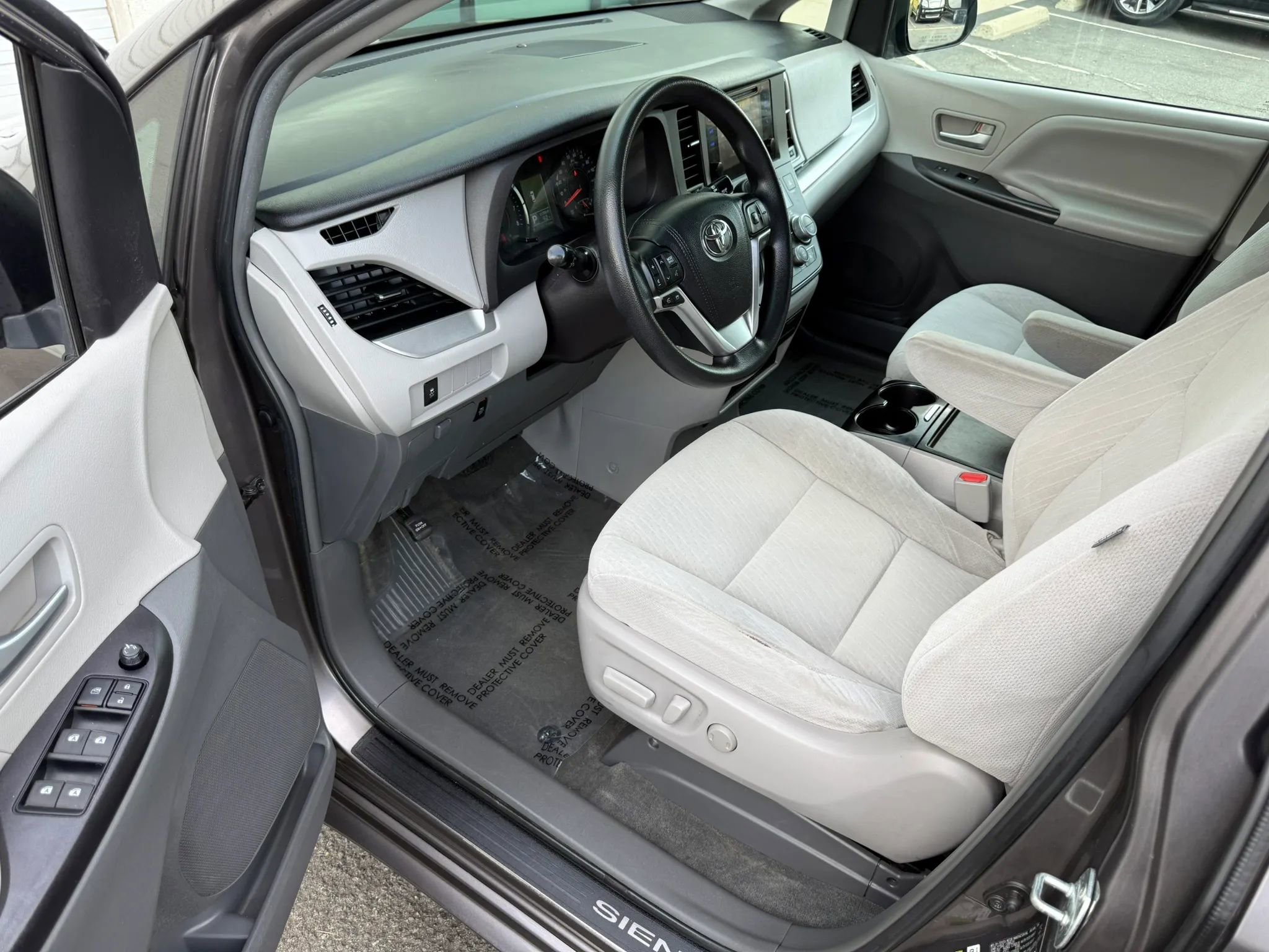 Used 2015 Toyota Sienna LE FWD image 10
