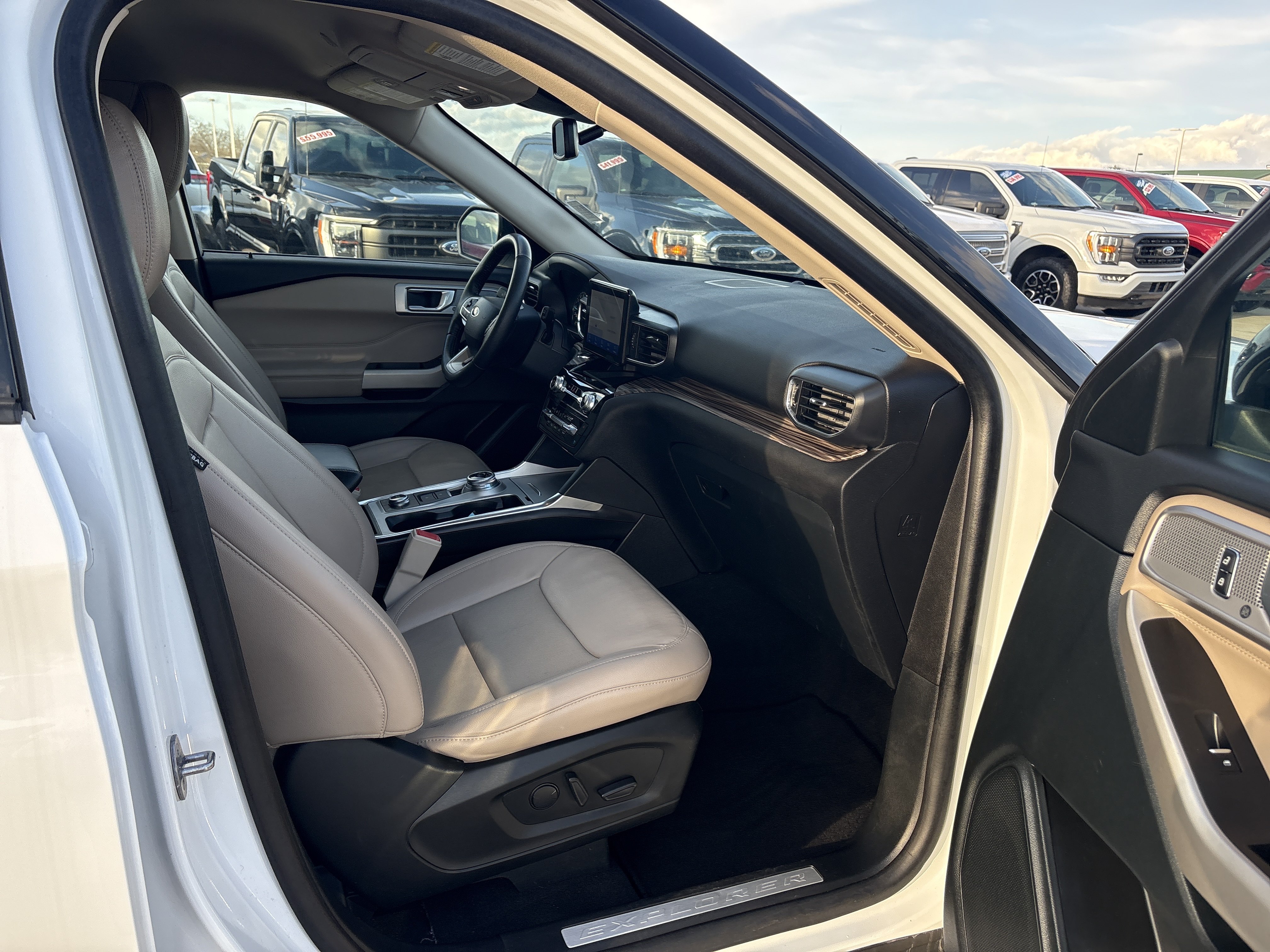 Used 2024 Ford Explorer Limited AWD/4WD image 12