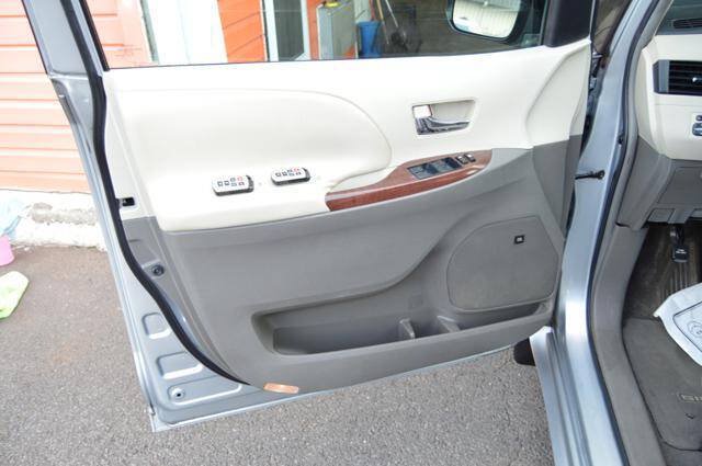 Used 2011 Toyota Sienna XLE w/ XLE Navigation Pkg FWD image 33