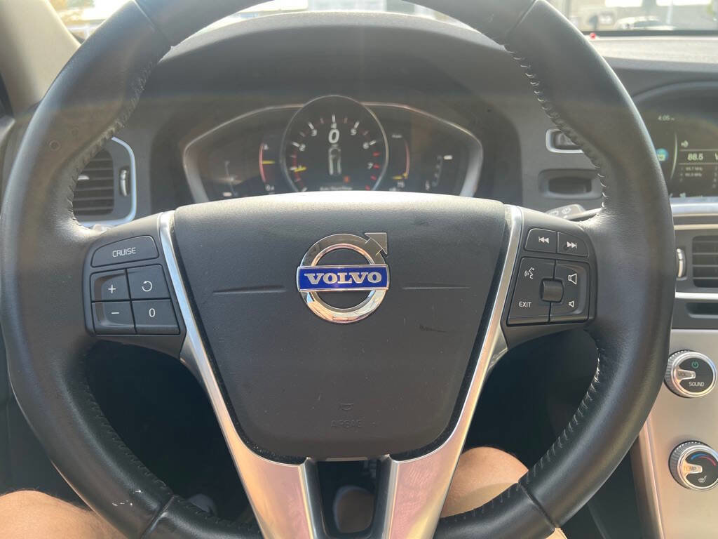 Used 2017 Volvo V60 T5 Premier w/ Convenience Package image 14