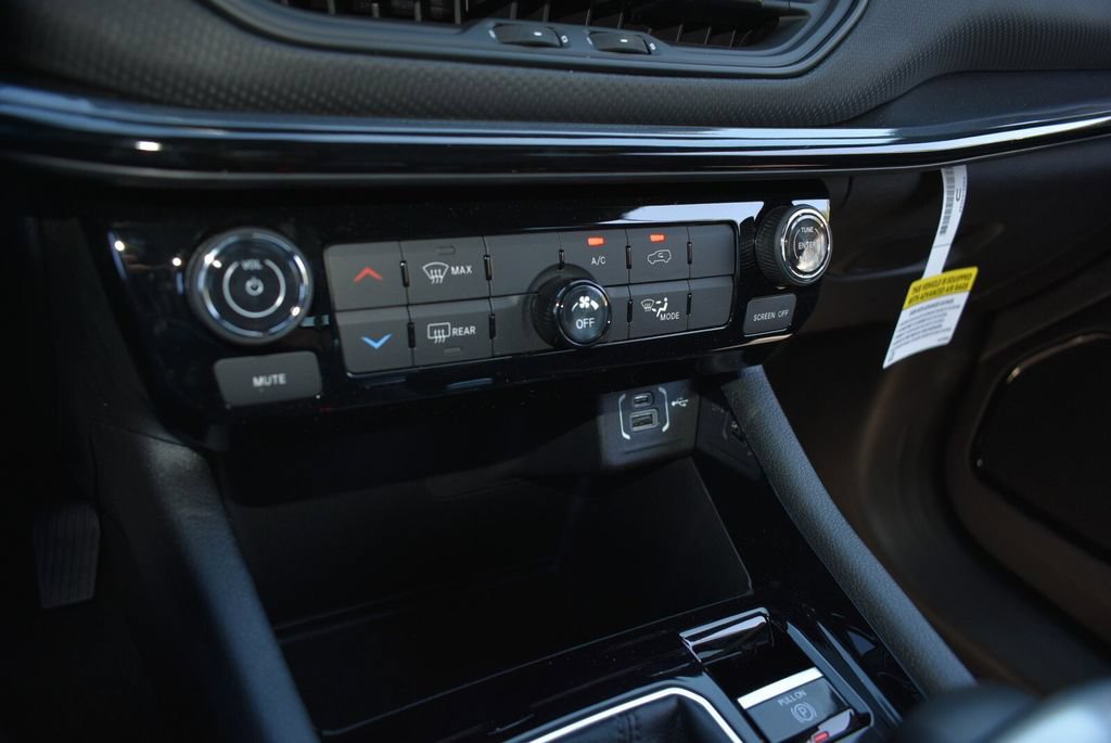 New 2026 Jeep Compass Latitude AWD/4WD image 19