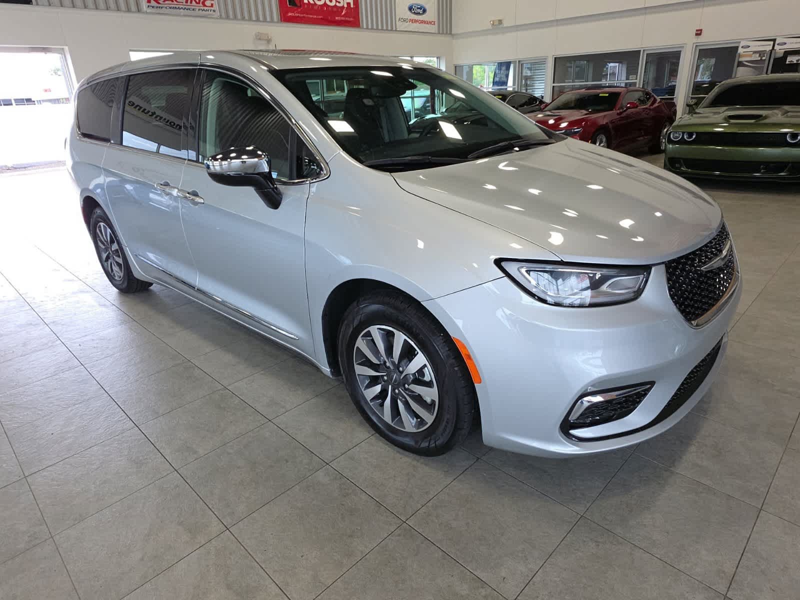 Used 2023 Chrysler Pacifica Limited FWD image 4