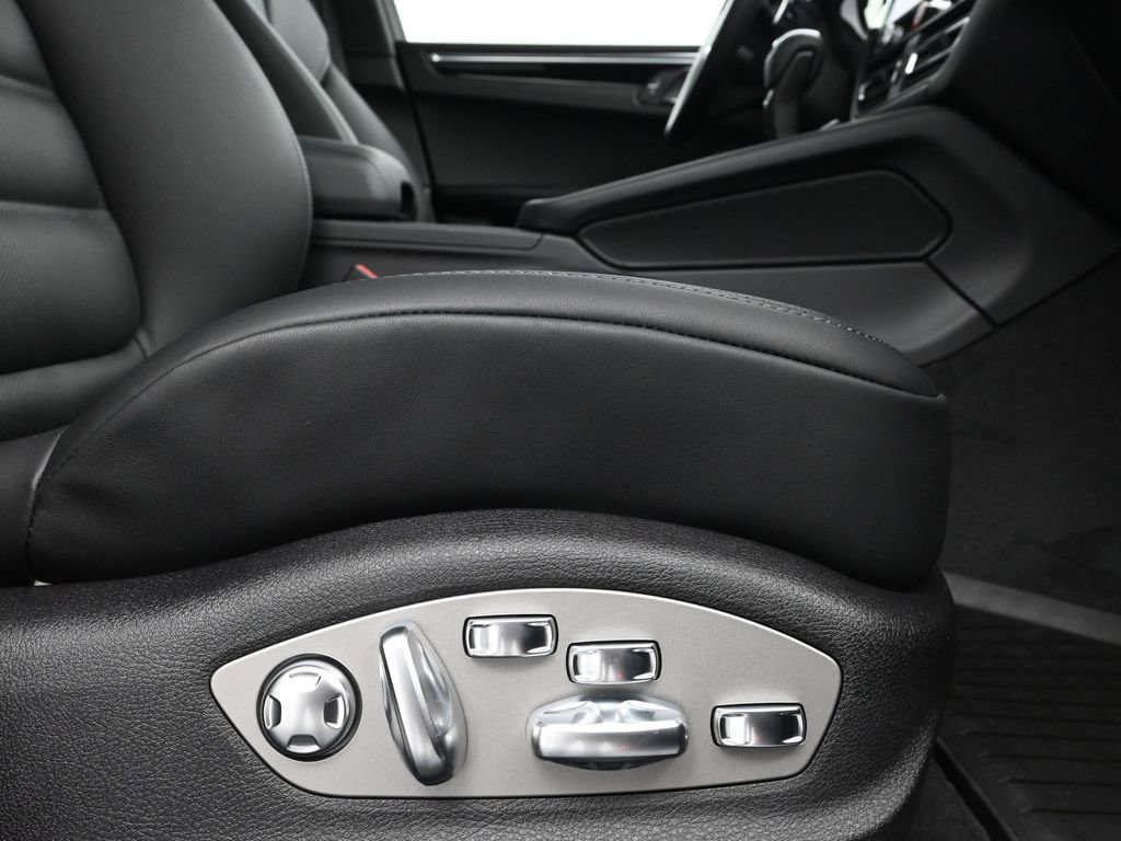 Certified 2026 Porsche Macan image 15