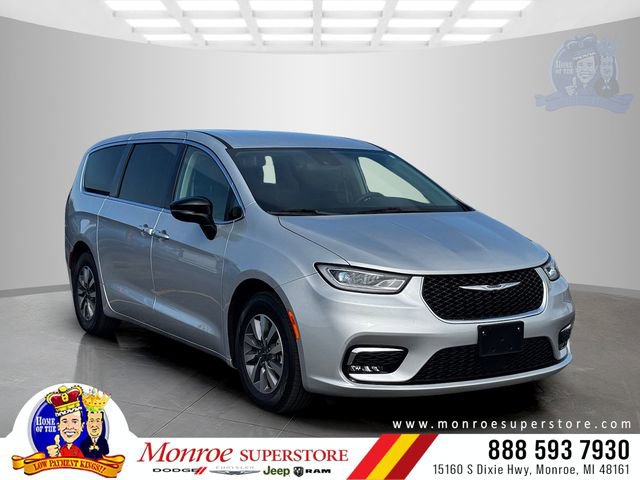 Certified 2024 Chrysler Pacifica Select image 1