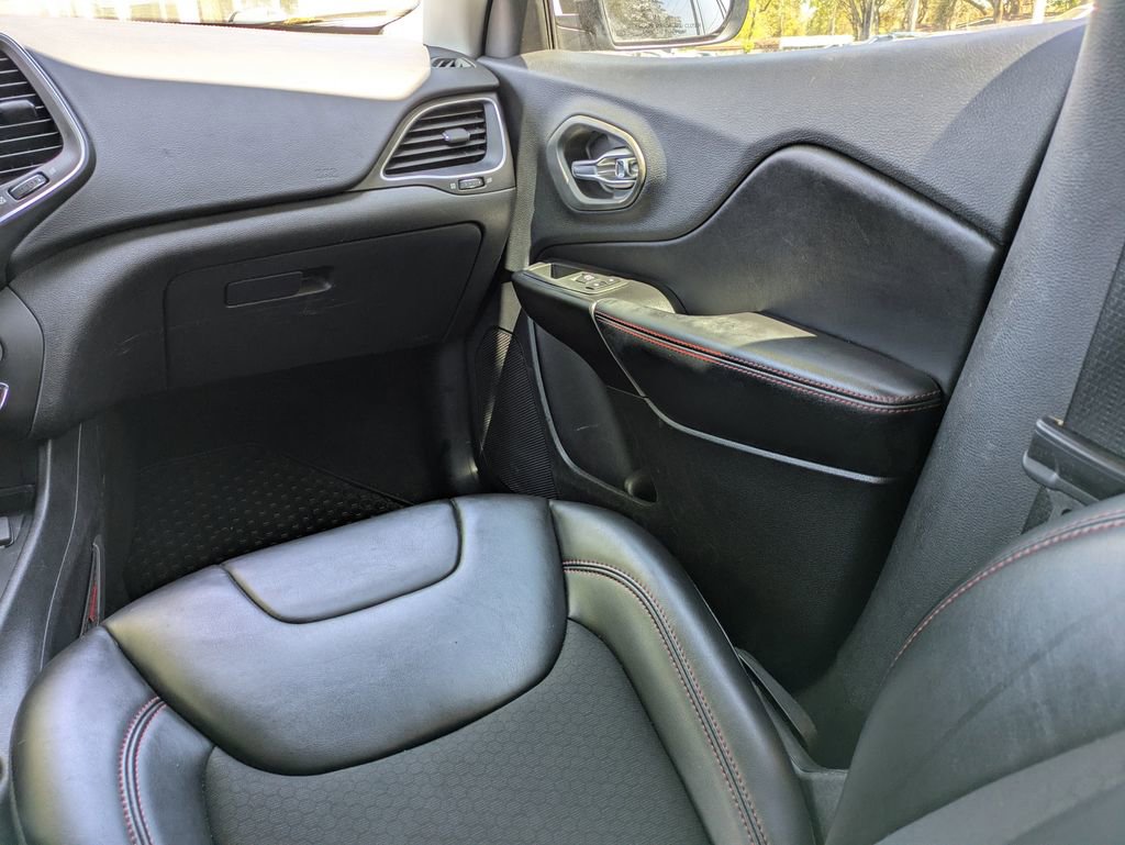 Used 2020 Jeep Cherokee Trailhawk w/ Technology Group AWD/4WD image 21