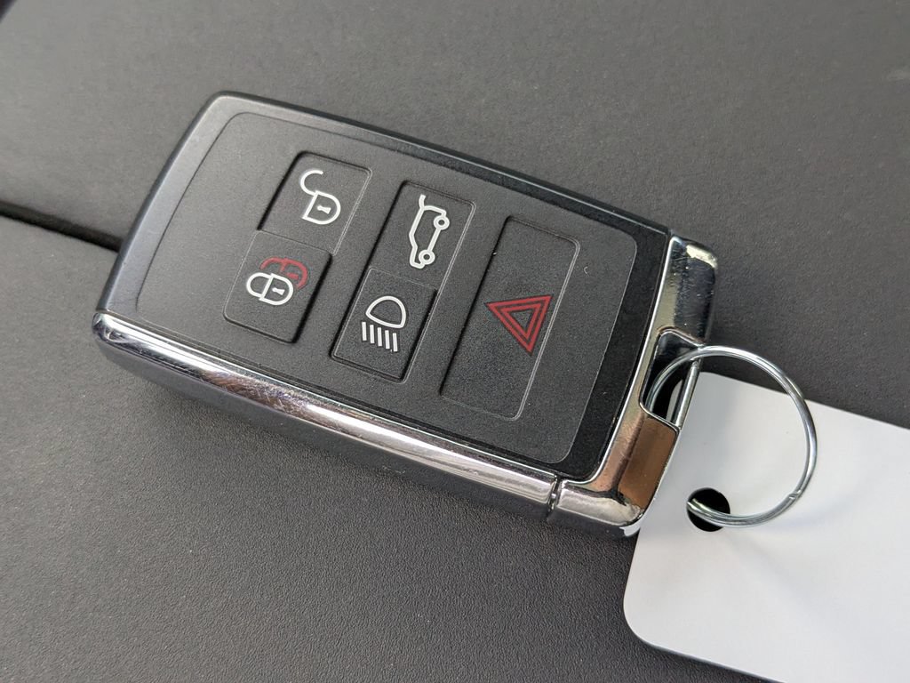 Used 2025 Land Rover Range Rover Evoque Dynamic SE AWD/4WD image 27