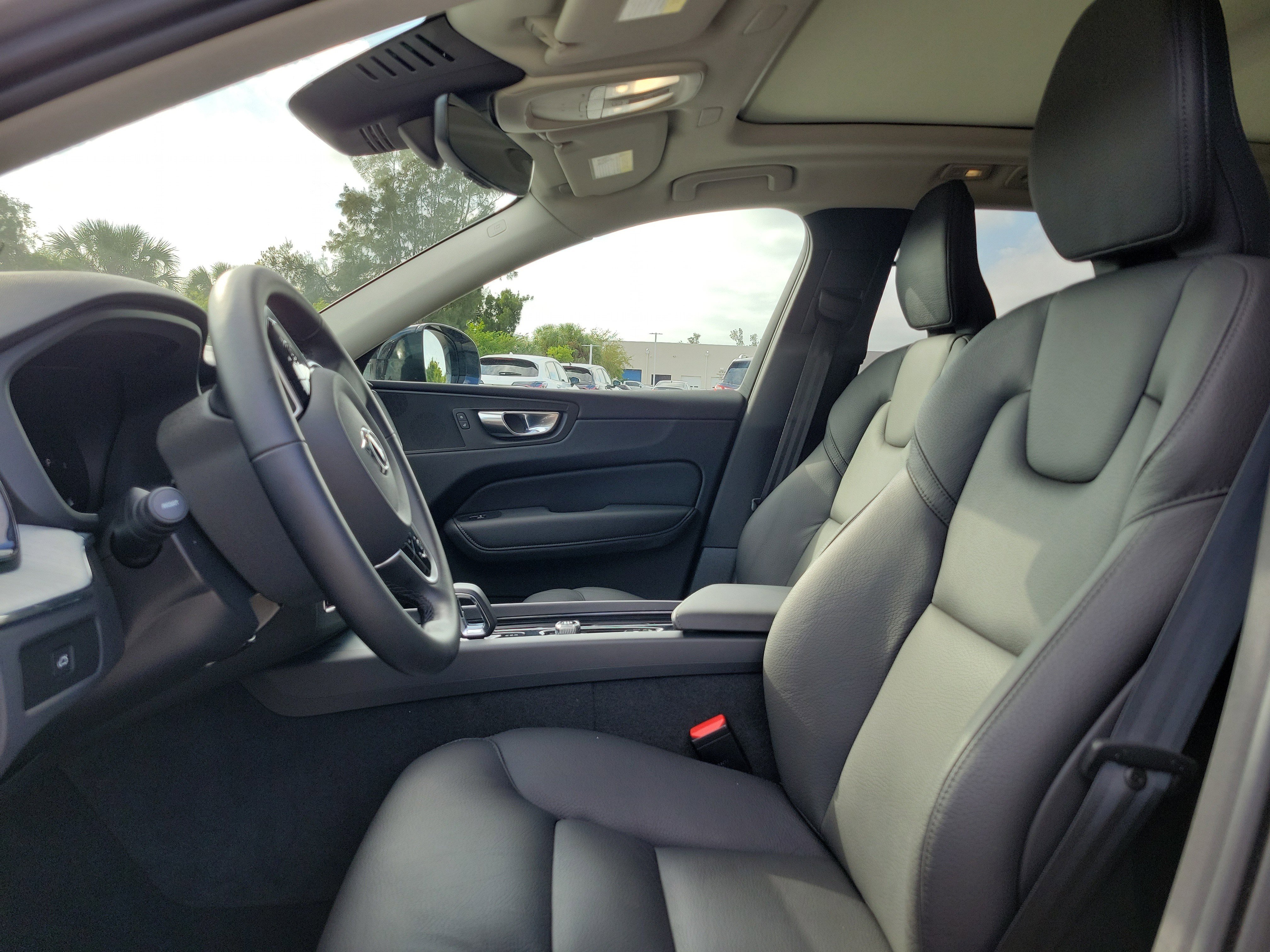 Used 2025 Volvo XC60 B5 Plus image 14