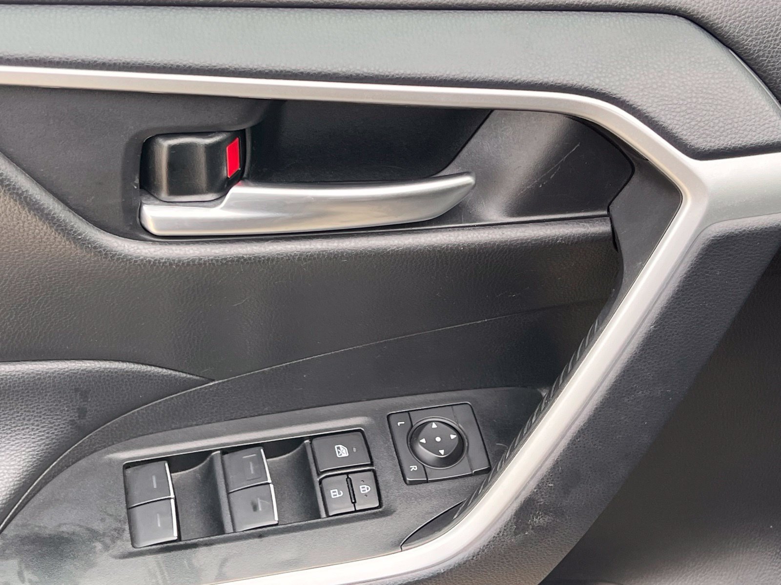 Used 2025 Toyota RAV4 XLE FWD image 23