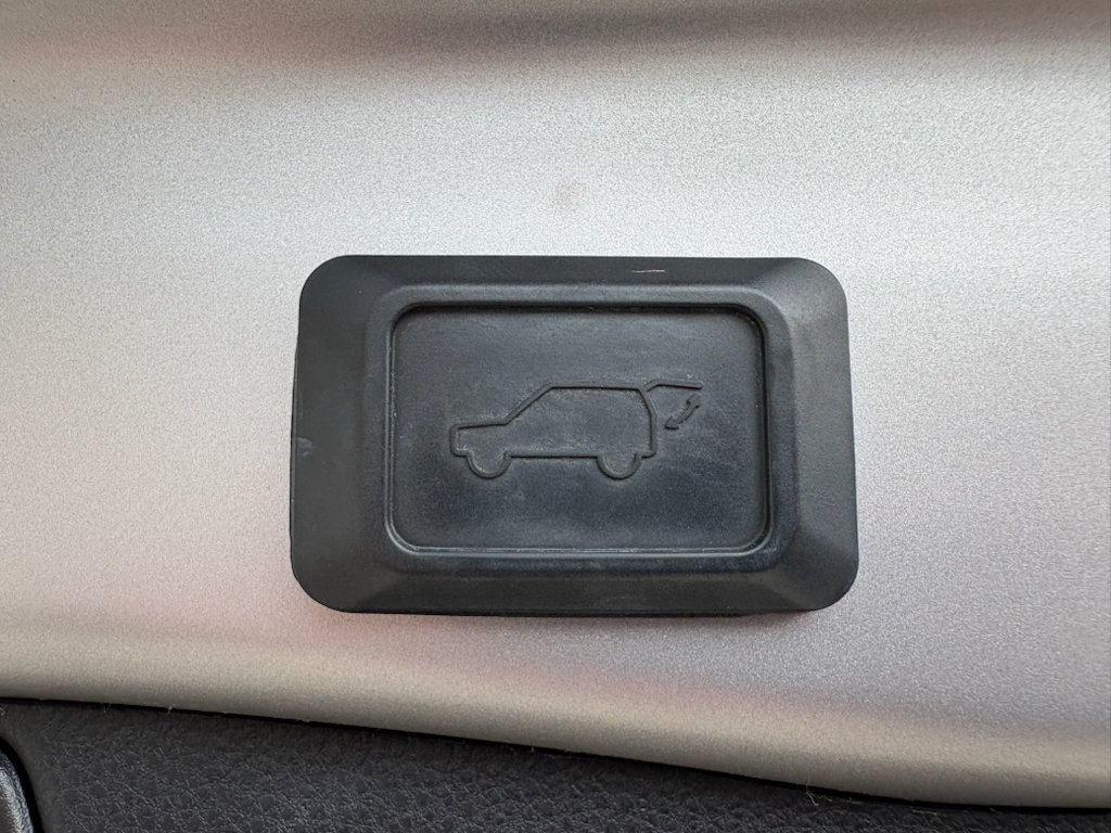 Used 2020 Toyota RAV4 XLE w/ Convenience Package FWD image 31