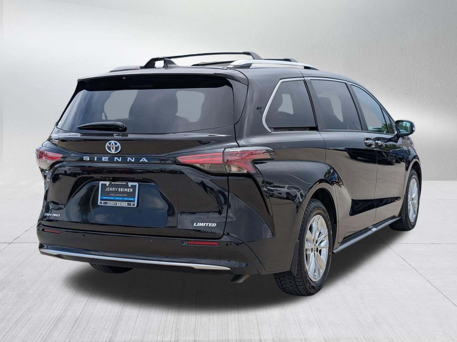 Used 2025 Toyota Sienna Limited AWD/4WD image 5