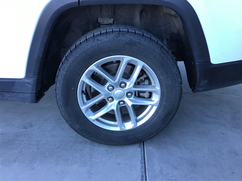 Used 2023 Jeep Grand Cherokee L Laredo image 32