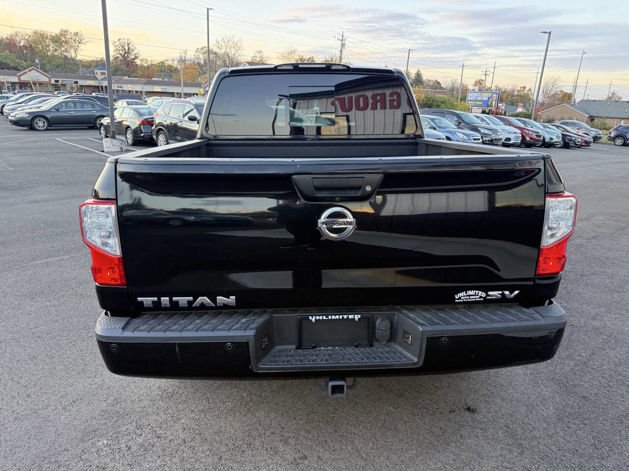 Used 2018 Nissan Titan SV w/ SV Convenience Package RWD image 9
