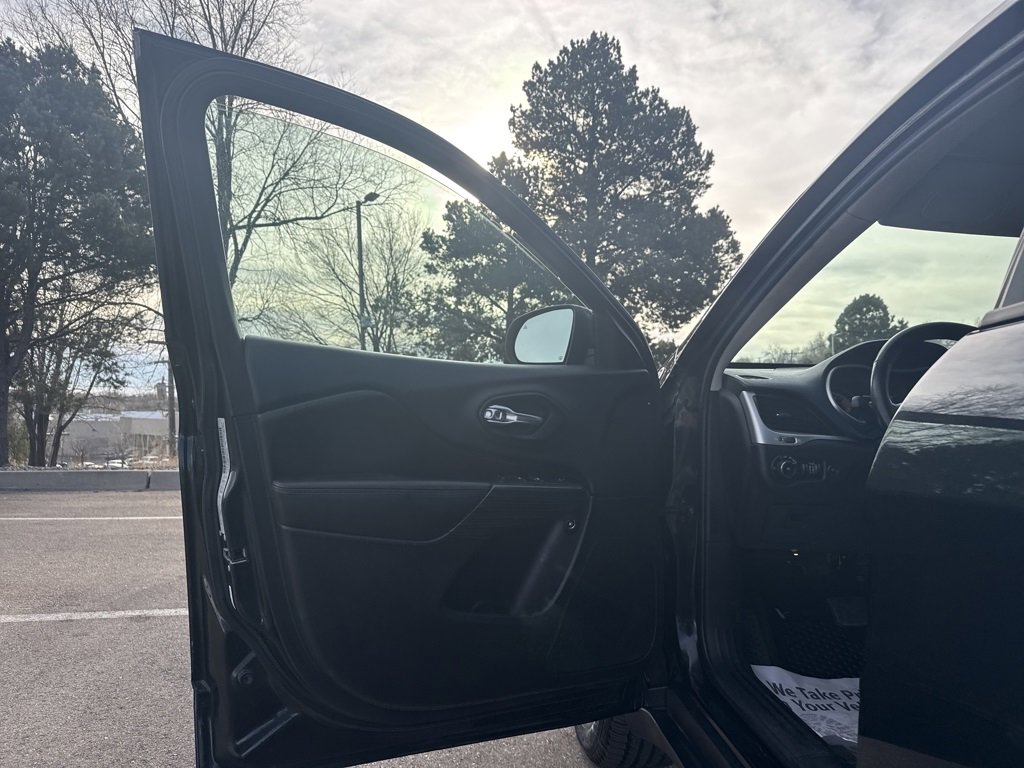 Used 2016 Jeep Cherokee Trailhawk w/ Comfort/Convenience Group image 8