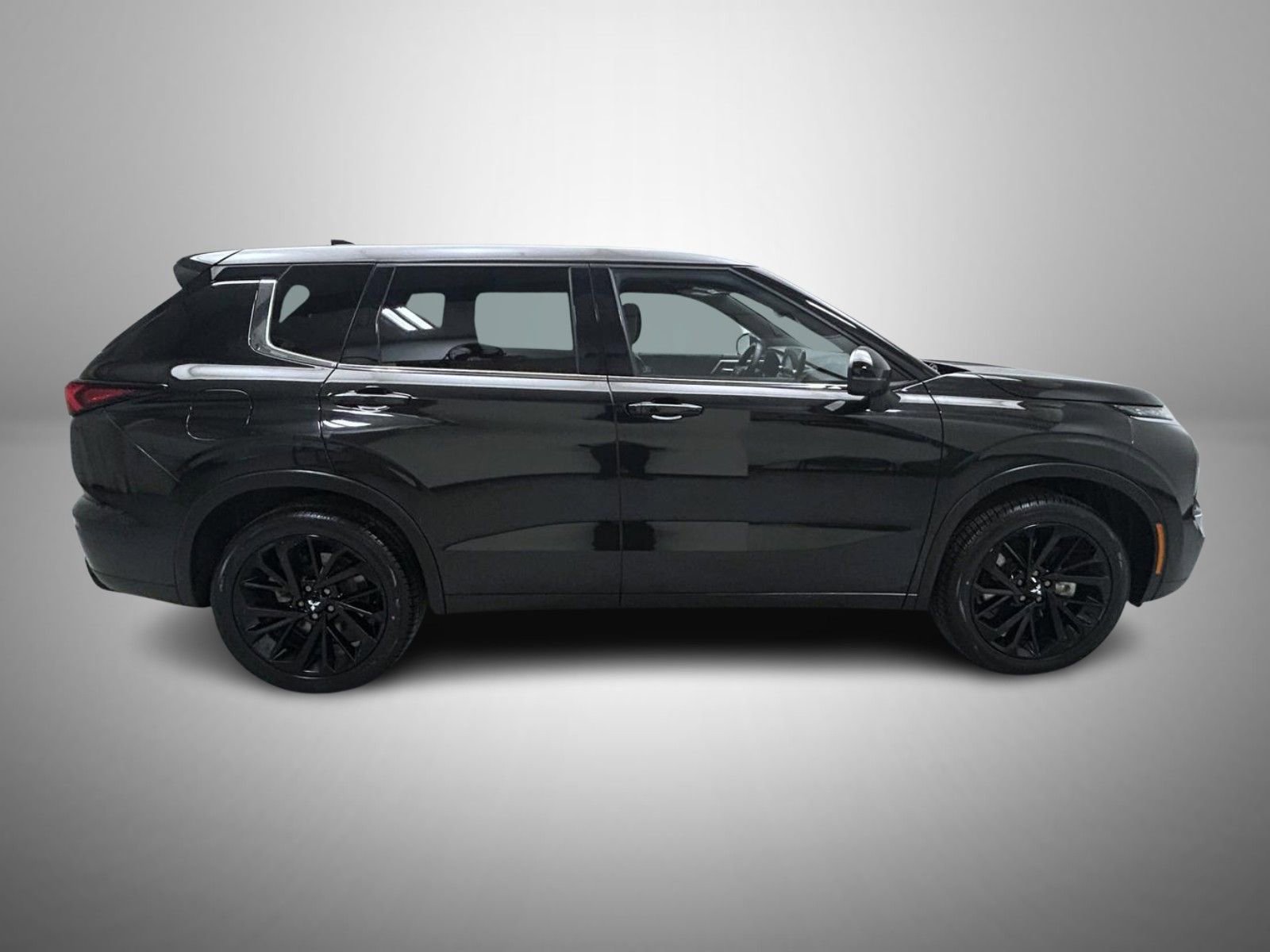 Used 2023 Mitsubishi Outlander SE Black Edition image 4