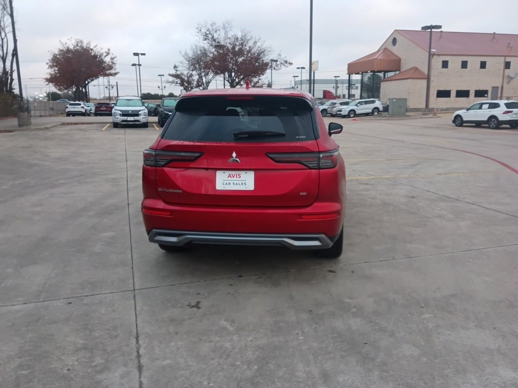 Used 2025 Mitsubishi Outlander SE image 10