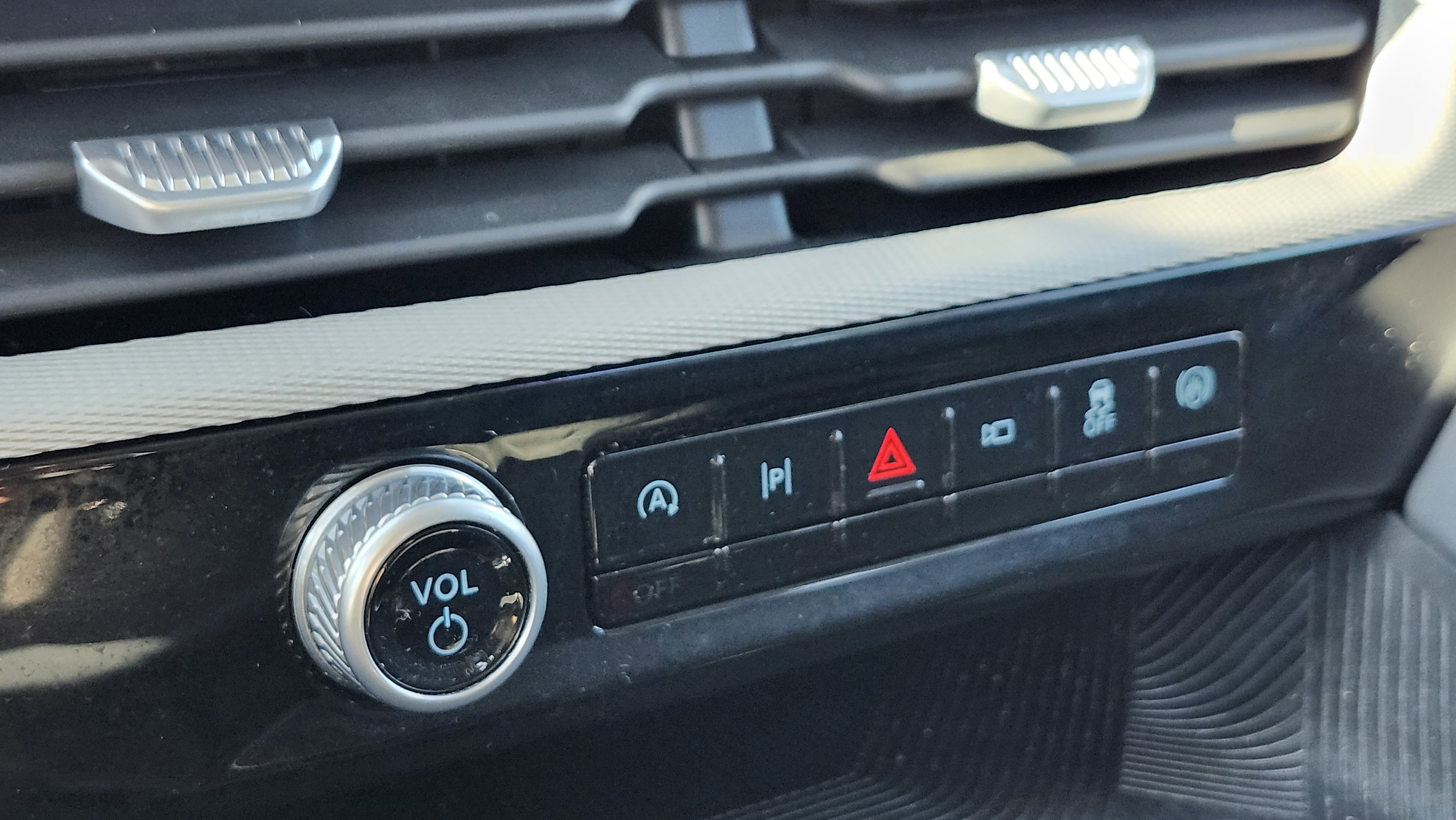 Used 2025 Ford Explorer Active image 31