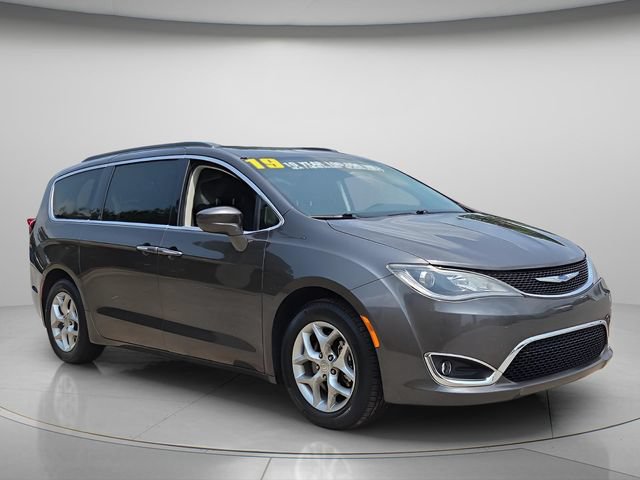 Used 2019 Chrysler Pacifica Touring Plus w/ Tire & Wheel Group FWD image 8
