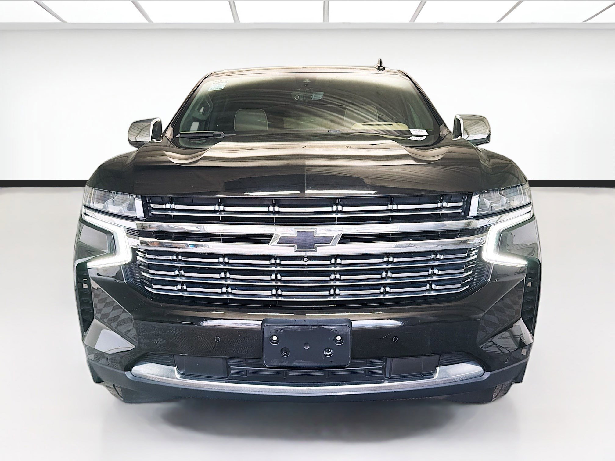 Used 2021 Chevrolet Suburban Premier w/ Premium Package RWD image 2