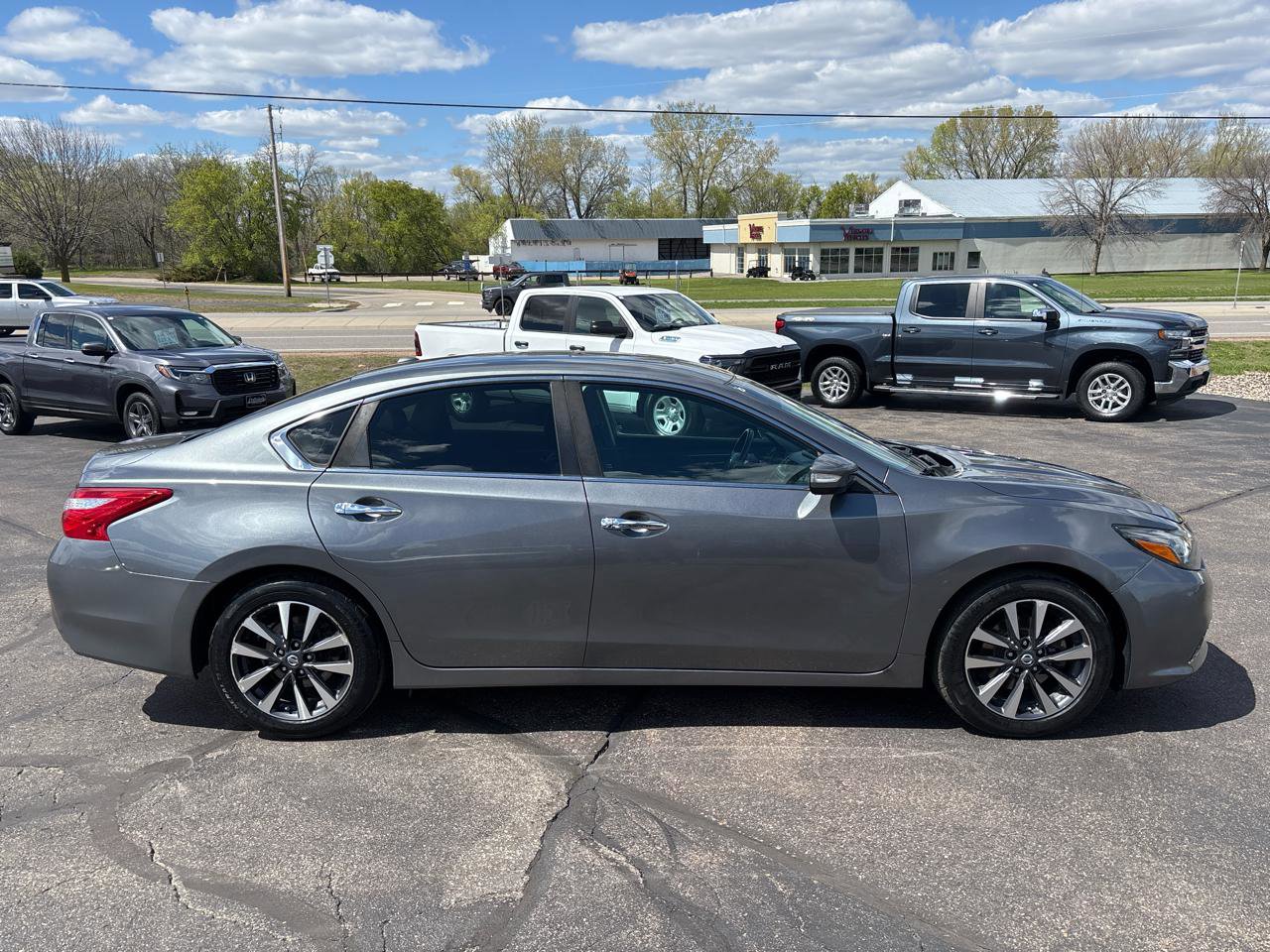 Used 2016 Nissan Altima 2.5 SL w/ 2.5 Technology w/LED Package FWD image 2