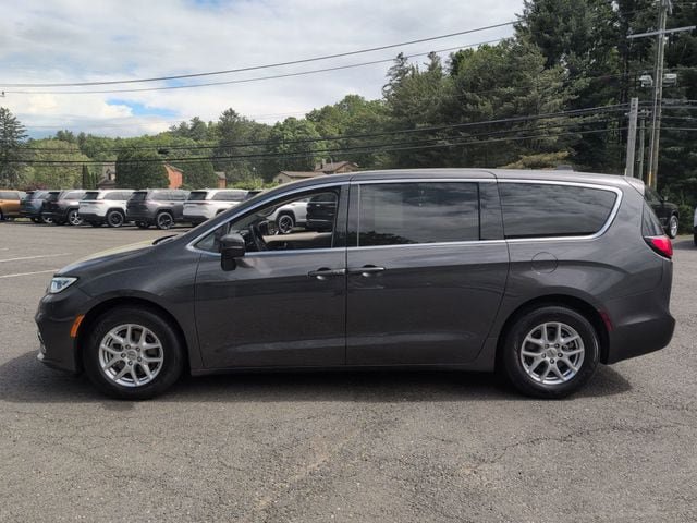 Used 2023 Chrysler Pacifica Touring-L FWD image 9