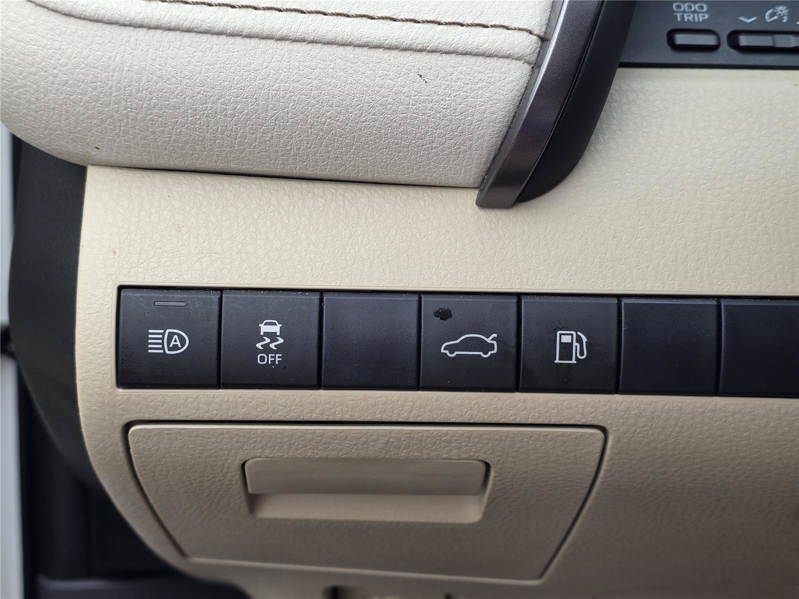 Used 2018 Toyota Camry LE FWD image 14