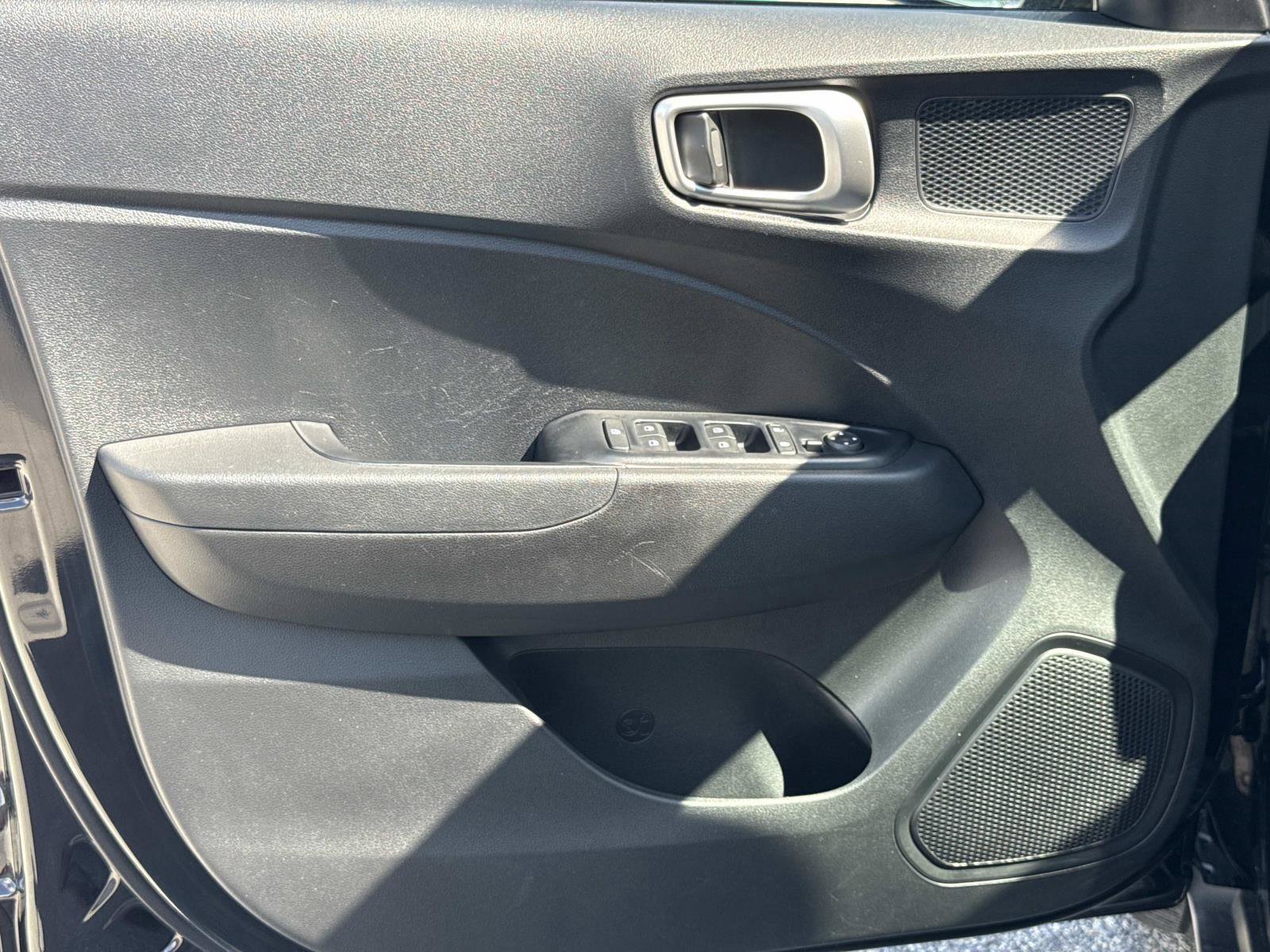 Certified 2022 Hyundai Venue SEL FWD image 17