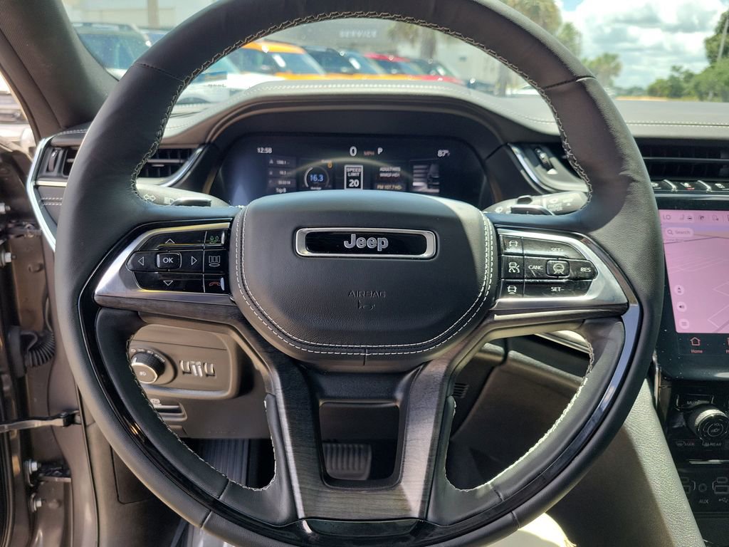 Used 2025 Jeep Grand Cherokee Overland w/ Adv Protech Group III AWD/4WD image 19