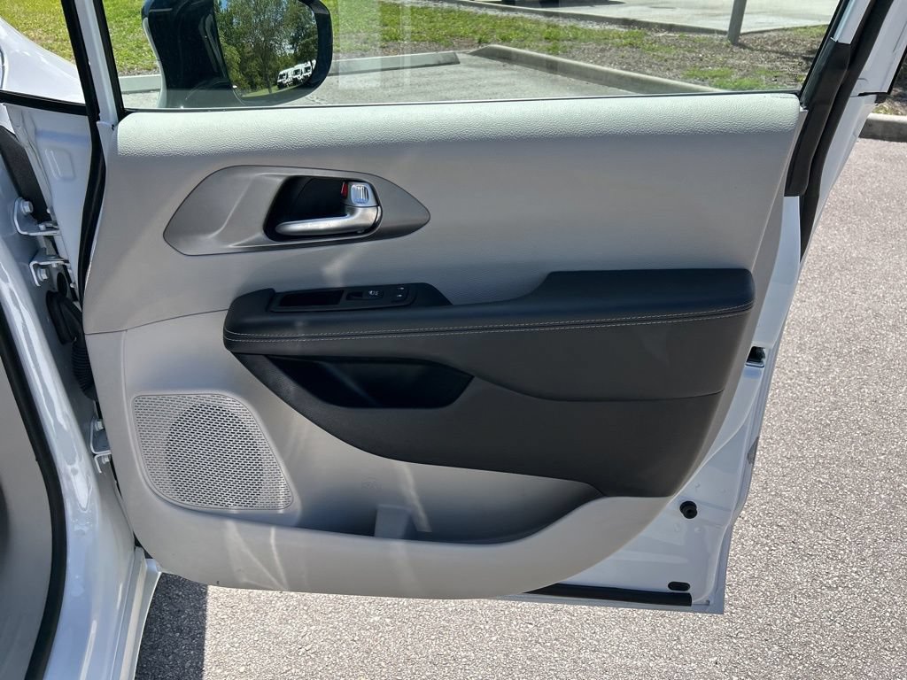 Used 2024 Chrysler Pacifica Limited FWD image 46