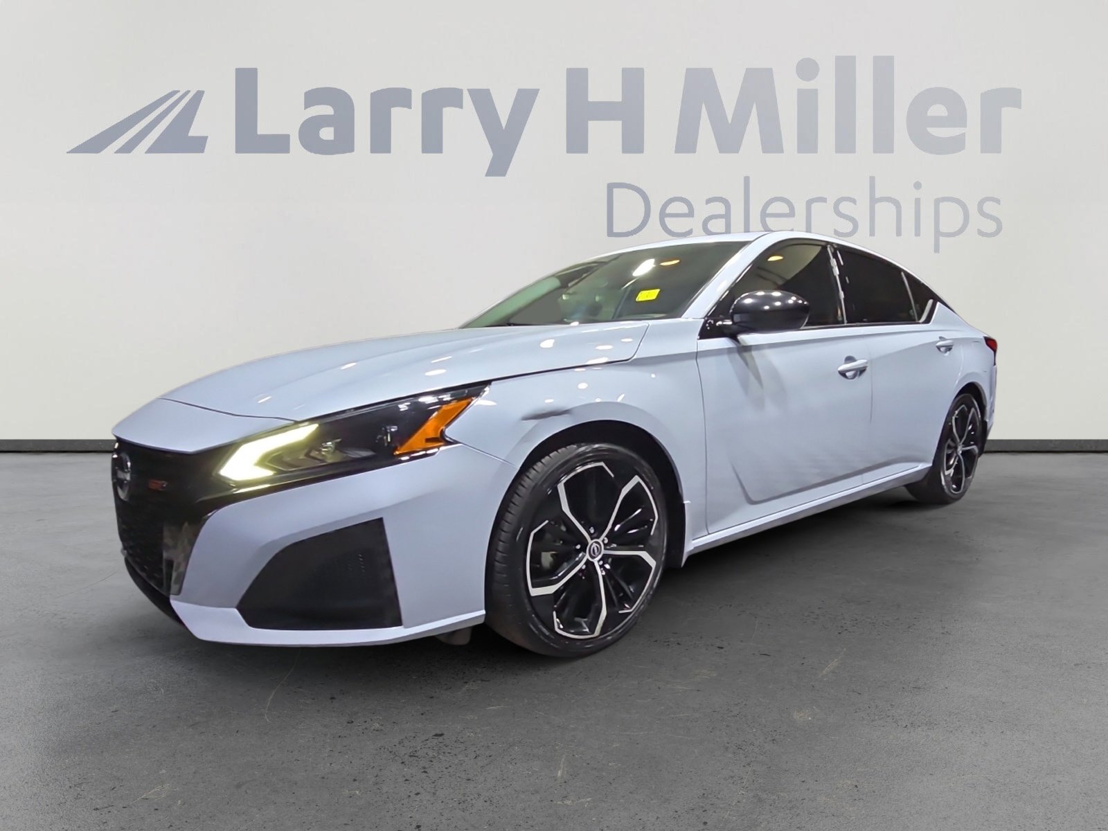 Used 2023 Nissan Altima 2.5 SR image 1
