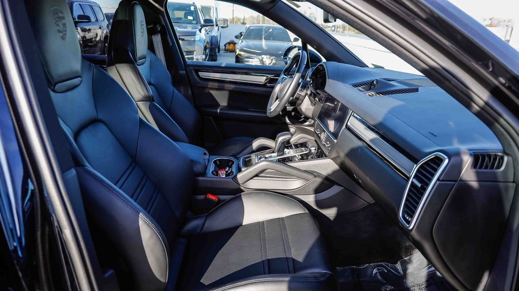 Used 2023 Porsche Cayenne Platinum Edition image 21