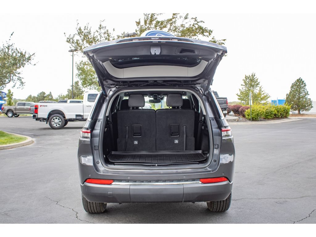 Used 2022 Jeep Grand Cherokee L Limited w/ Trailer Tow Group (B) AWD/4WD image 11
