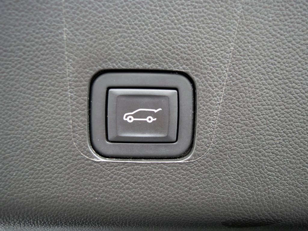 Used 2023 Chevrolet Traverse Premier w/ Redline Edition image 6