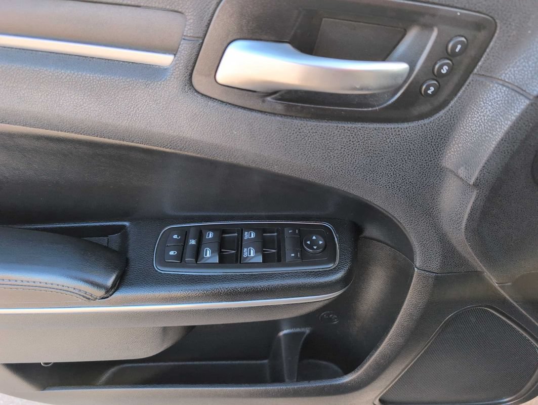Used 2017 Chrysler 300 C RWD image 20