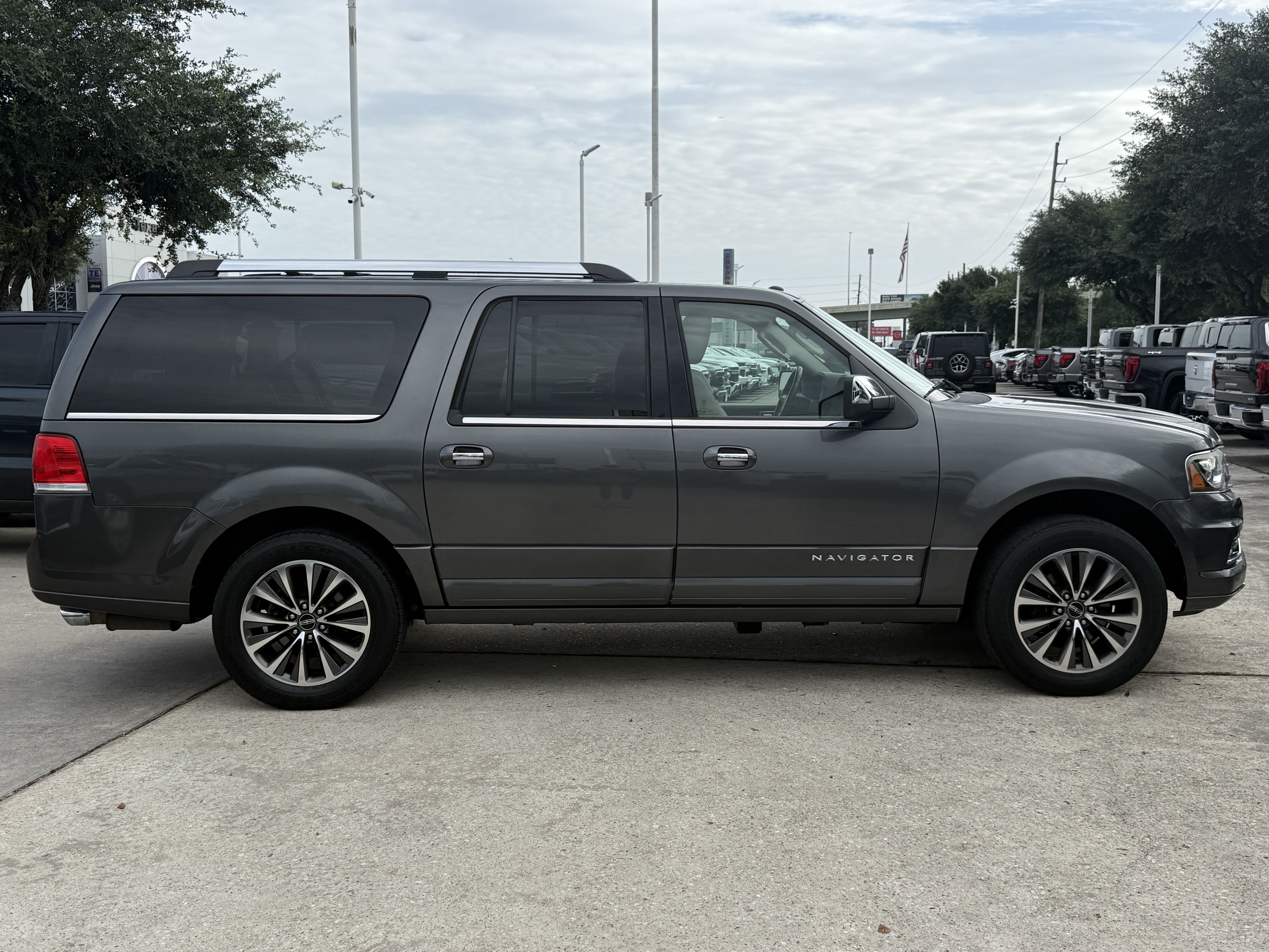 Used 2015 Lincoln Navigator L 2WD image 3