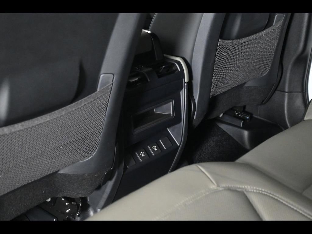 Used 2025 Land Rover Defender 110 X-Dynamic SE image 18