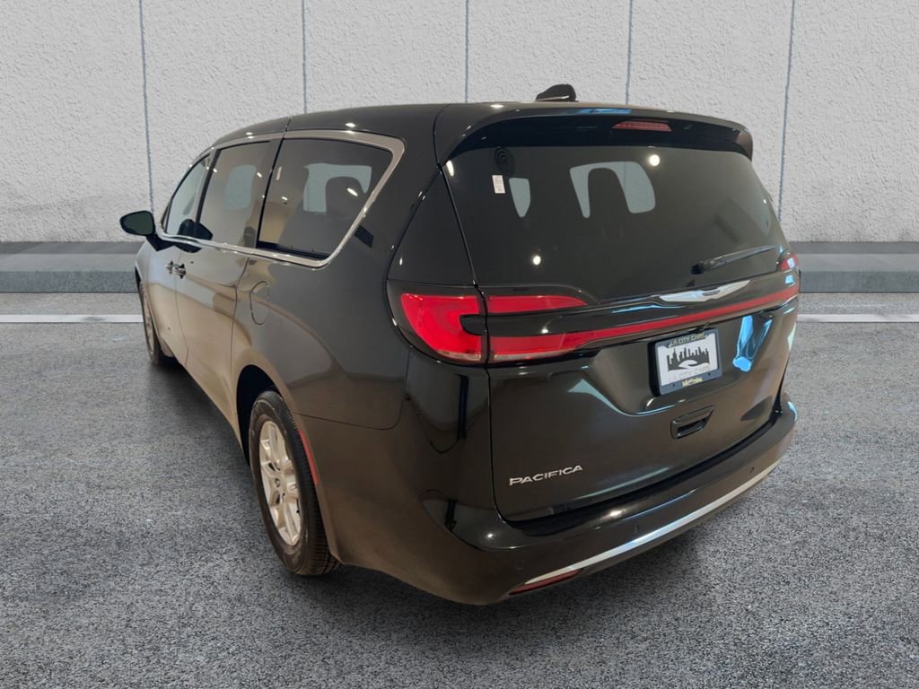 Used 2026 Chrysler Pacifica Select image 3
