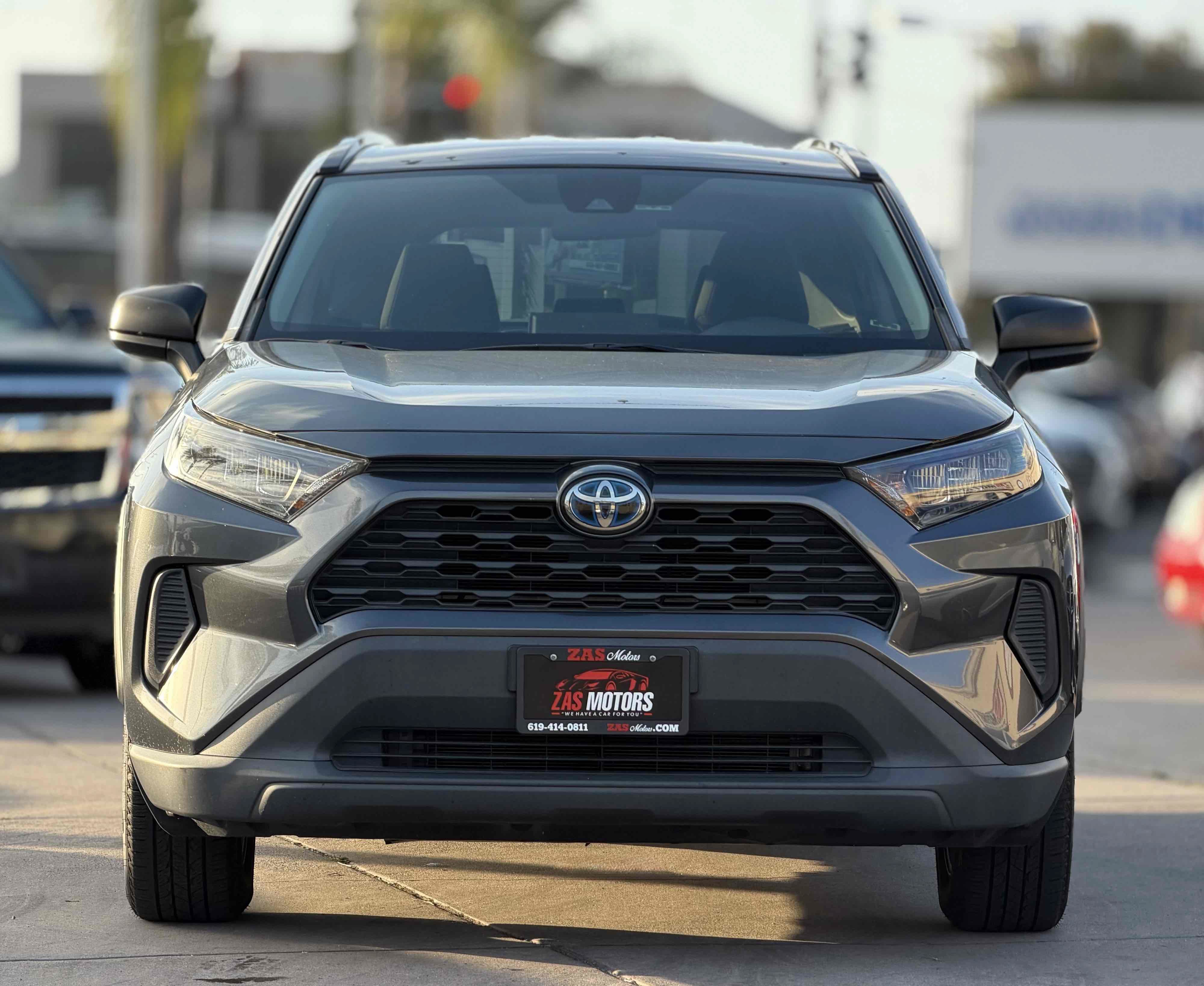 Used 2021 Toyota RAV4 LE AWD/4WD image 2