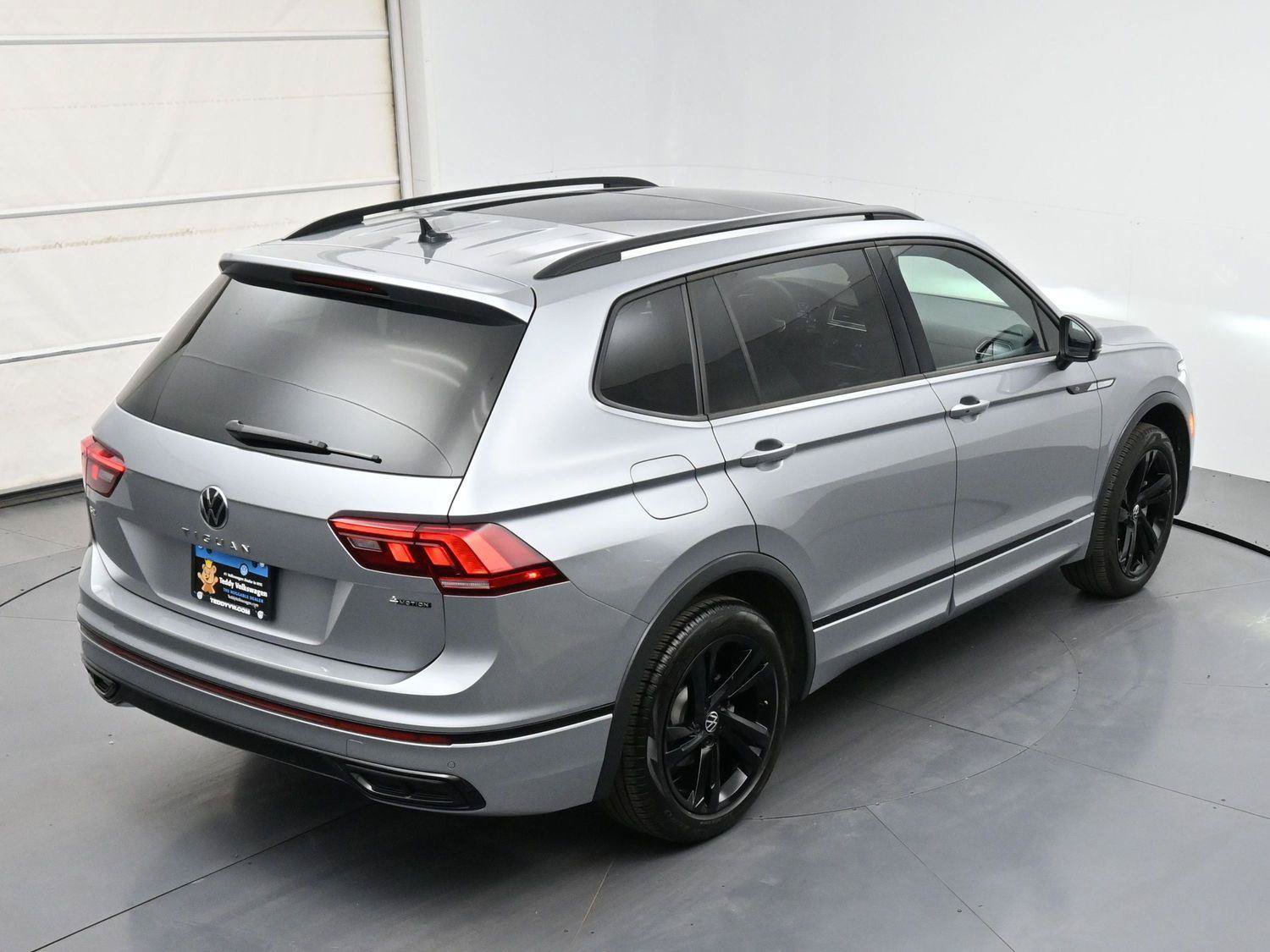 Used 2024 Volkswagen Tiguan SE R-Line AWD/4WD image 33