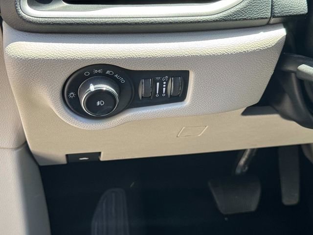 Used 2023 Chrysler Pacifica Touring-L FWD image 26