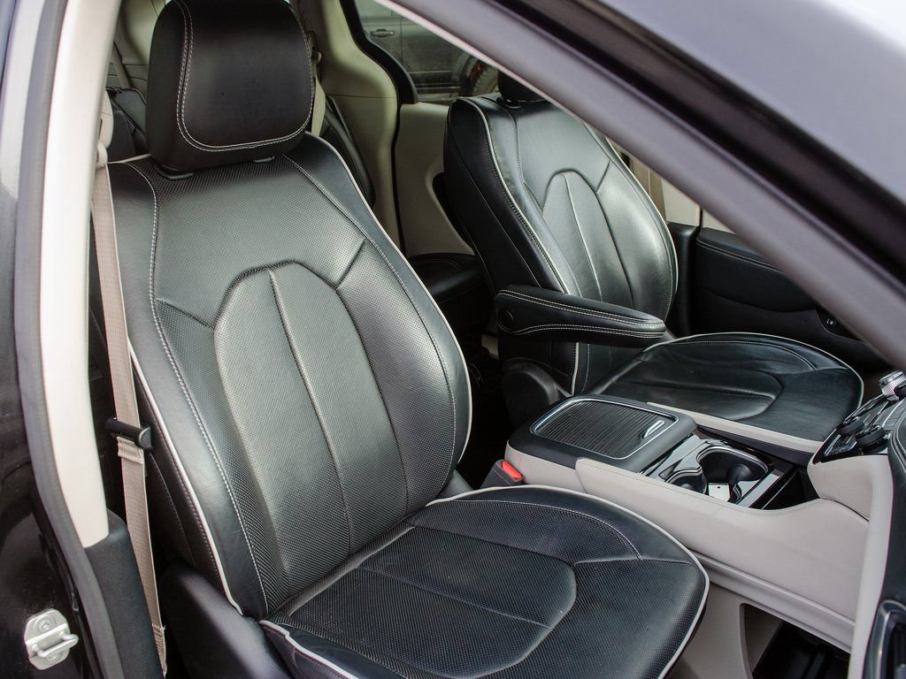 Used 2023 Chrysler Pacifica Limited FWD image 36
