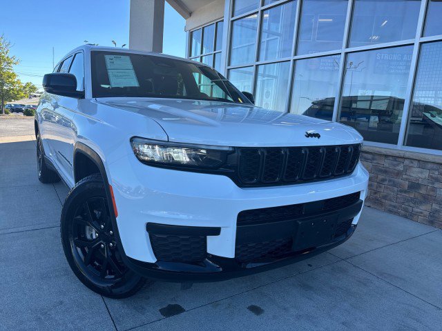 Used 2024 Jeep Grand Cherokee L Laredo image 1
