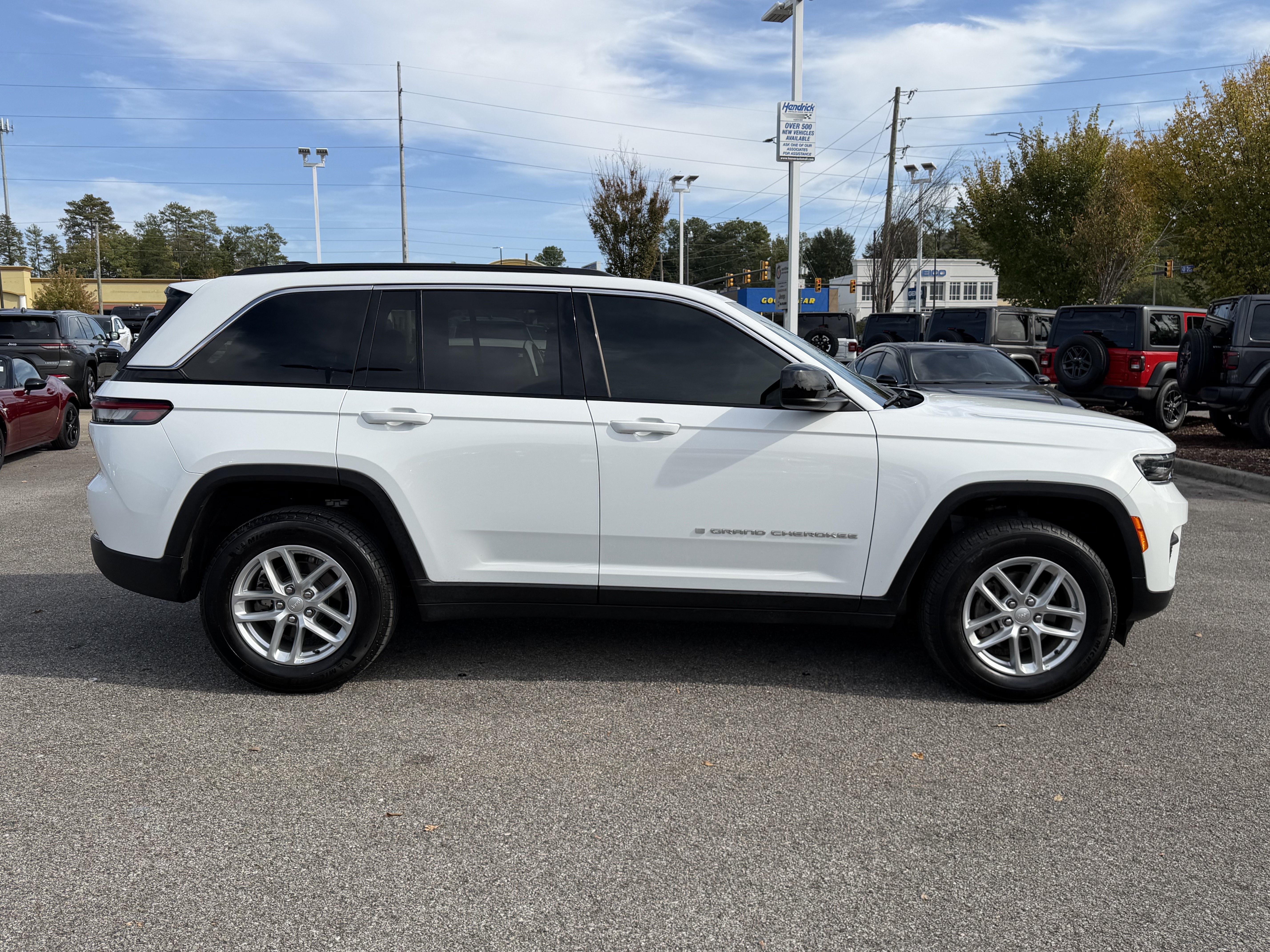 Used 2025 Jeep Grand Cherokee Laredo w/ Luxury Tech Group I RWD image 11