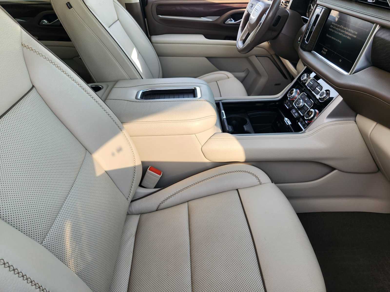Used 2021 GMC Yukon Denali w/ Denali Premium Package AWD/4WD image 13