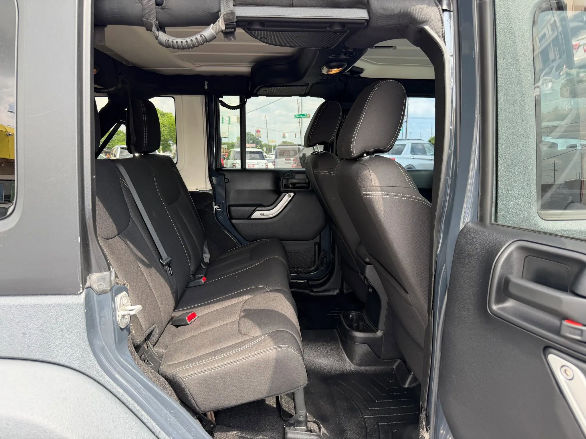 Used 2016 Jeep Wrangler Unlimited Sahara w/ Connectivity Group AWD/4WD image 8