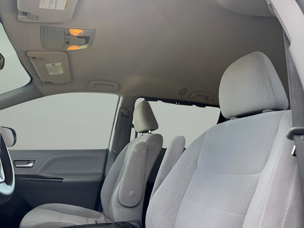 Used 2016 Toyota Sienna LE FWD image 18