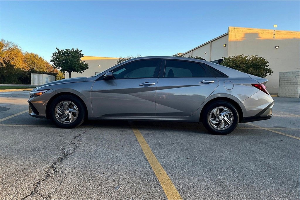 Used 2025 Hyundai Elantra SE image 7