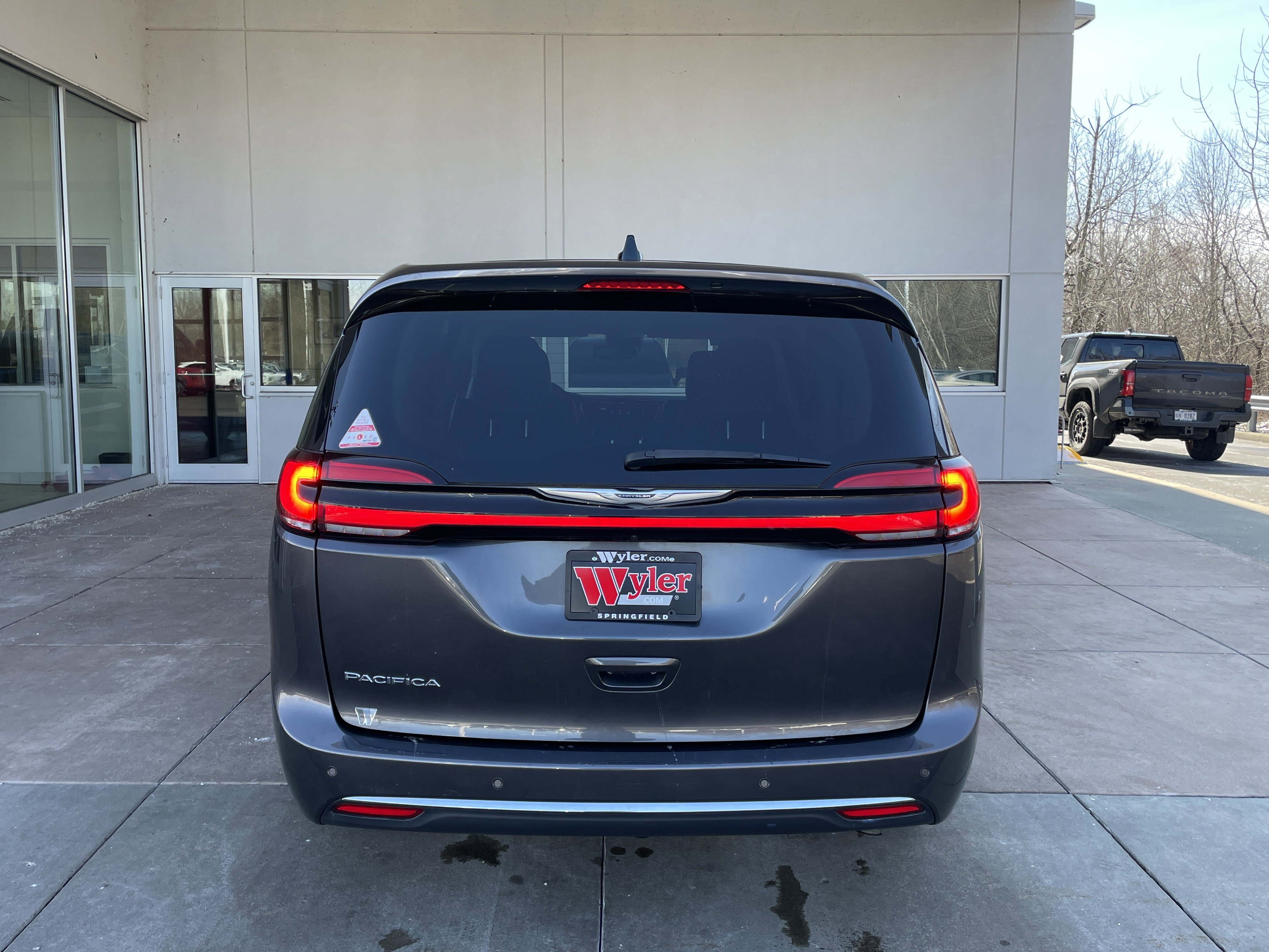 Used 2023 Chrysler Pacifica Touring-L image 21