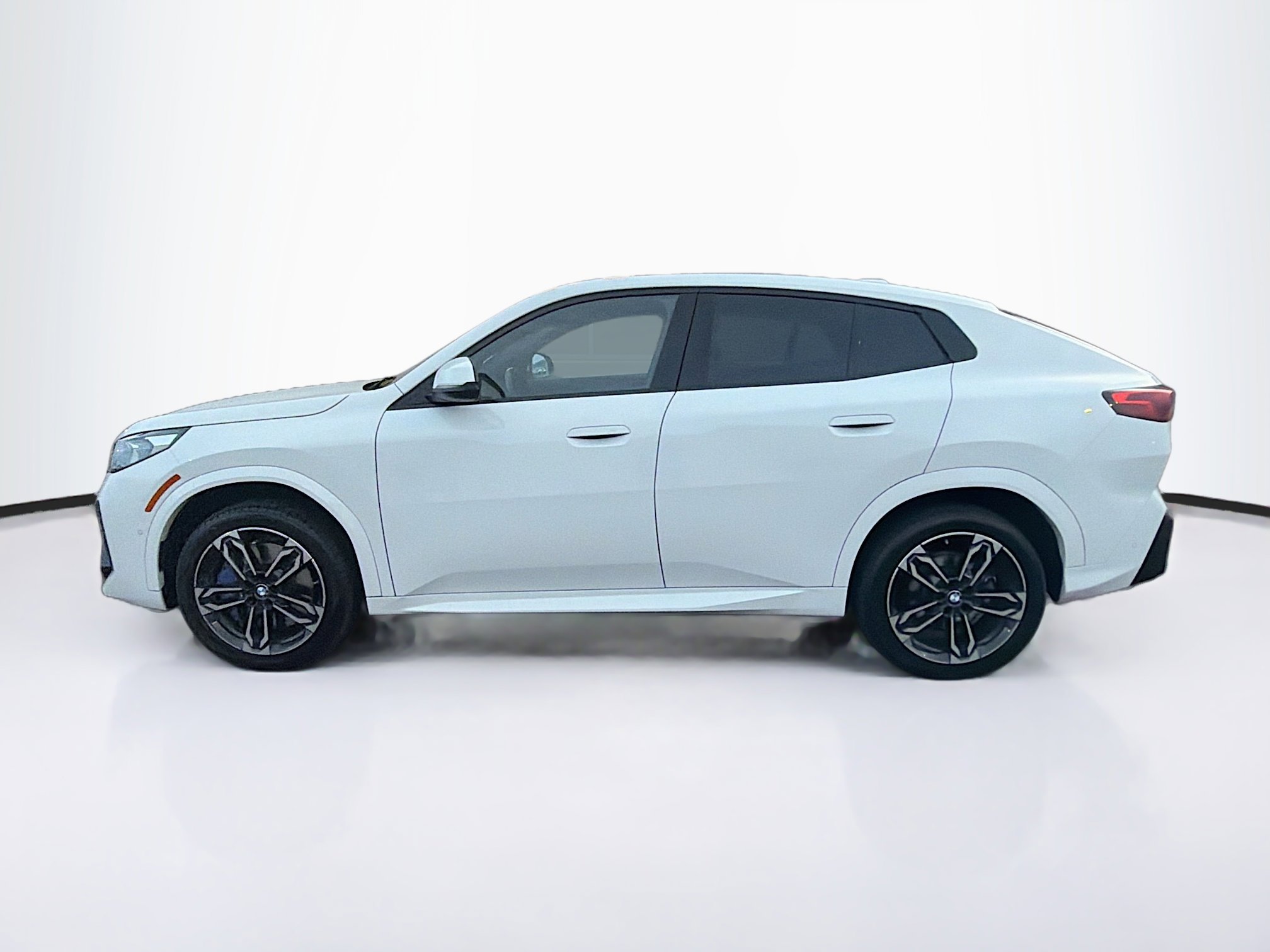 Used 2025 BMW X2 xDrive28i AWD/4WD image 4