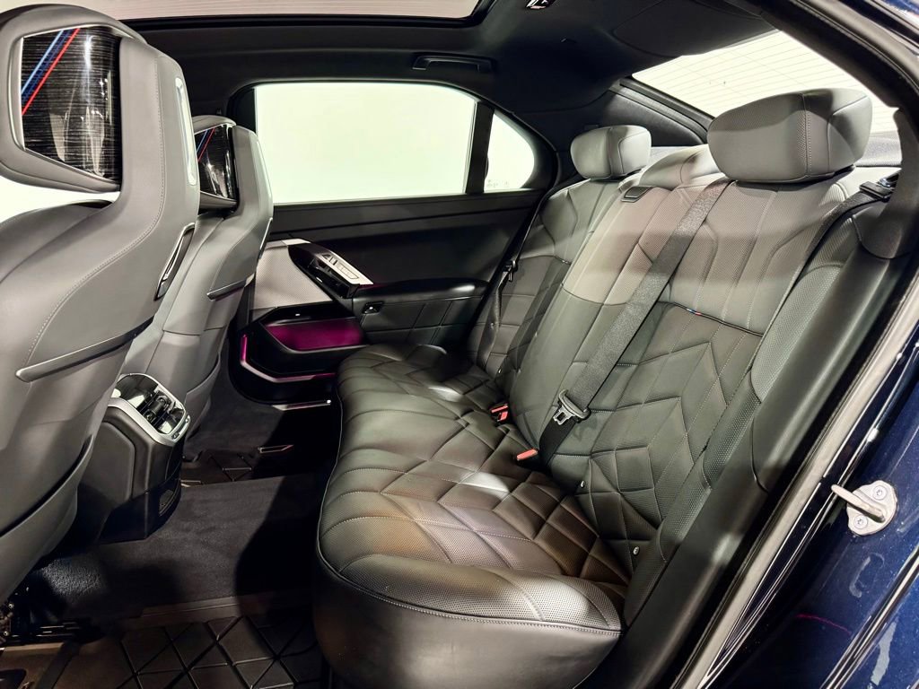 Used 2023 BMW 740i image 34
