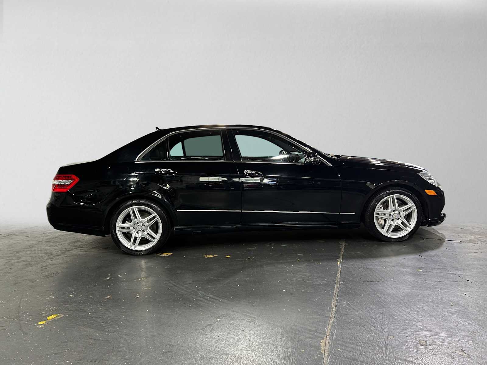 Used 2013 Mercedes-Benz E 550 4MATIC Sedan image 2